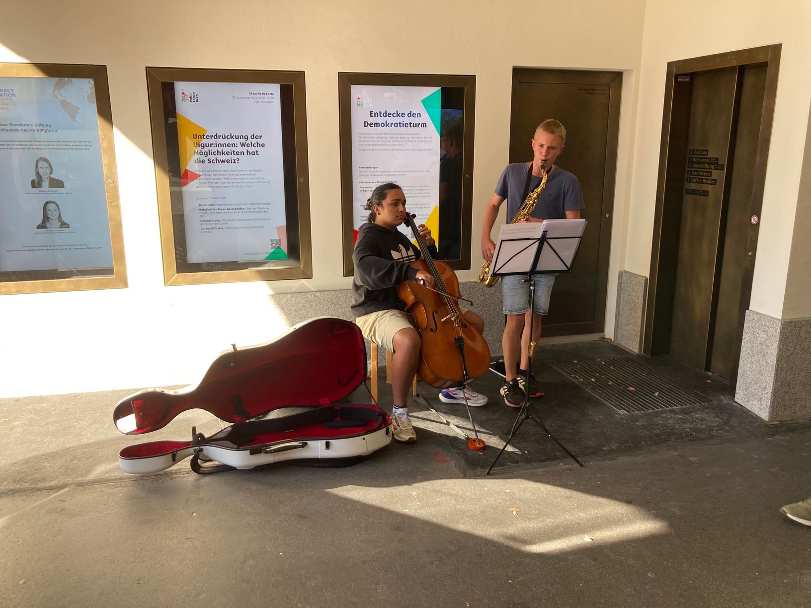 Abbildung 4: Santhosh und Simon am Spielen unter dem Käfigturm (Foto: Guillaume)