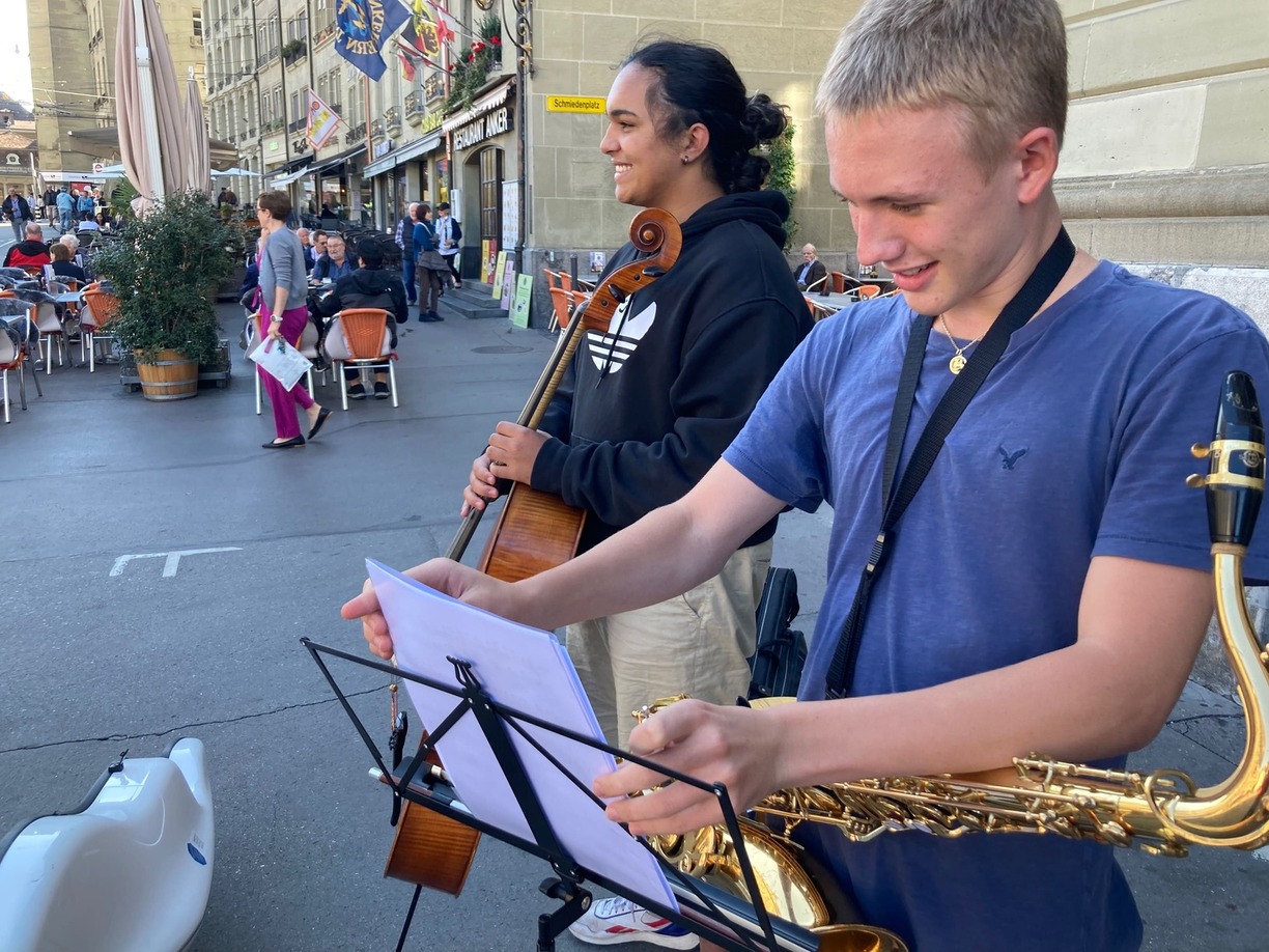 Abbildung 3: Santhosh und Simon am Aufstellen beim Kornhausplatz (Foto: Guillaume)